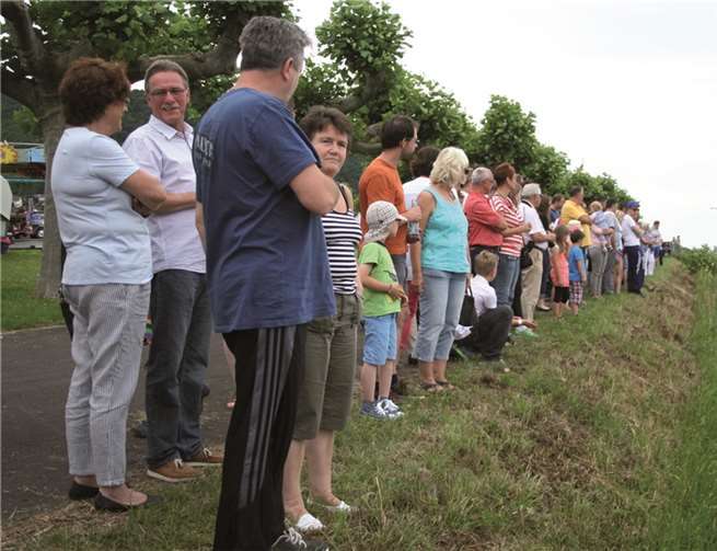 Knapp 300 Zuschauer säumten beim Zieleinlauf der Enten das Brohler Rheinufer. TER