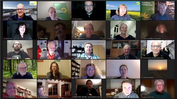 Knapp 40 Landwirt*innen, Bürgermeister*innen und interessierte Menschen diskutierten mit den GRÜNEN aus dem Kreis Ahrweiler und mit Martin Häusling, MdEP über den Weg zur Agrarwende. Foto: BÜNDNIS 90/DIE GRÜNEN, Kreisverband Ahrweiler