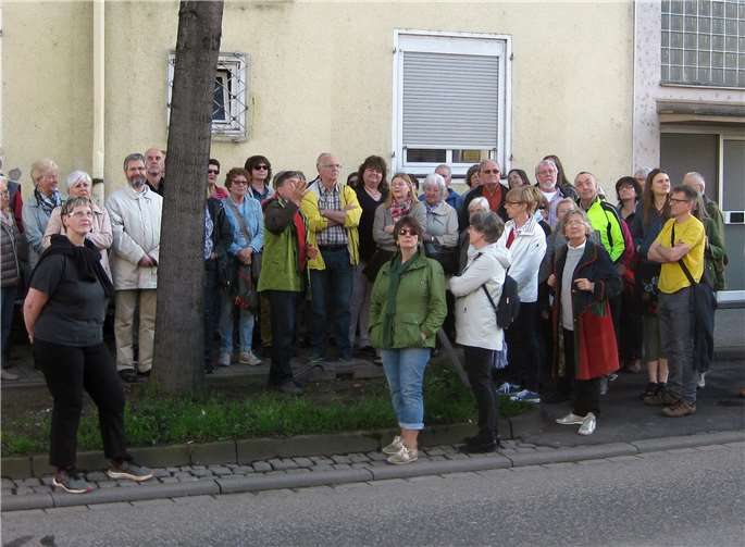 Knapp 50 Gäste waren begeistert von den Ausführungen des ehrenamtlichen Stadtteilführers Hans-Werner Seul.privat