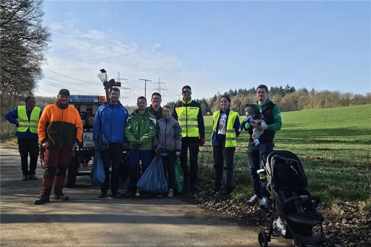 Knapp 60 Helferinnen und Helfer kamen zusammen, um gemeinsam bei bestem Wetter die Bassenheimer Gemarkung von Unrat zu befreien. Foto: Natalja Kronenberg