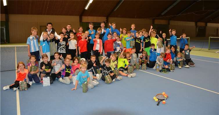 Knapp 60 Kinder freuten sich über die Geschenke in der Tennis-Weihnachtsfeier. Andernacher Tennisclub (ATC)