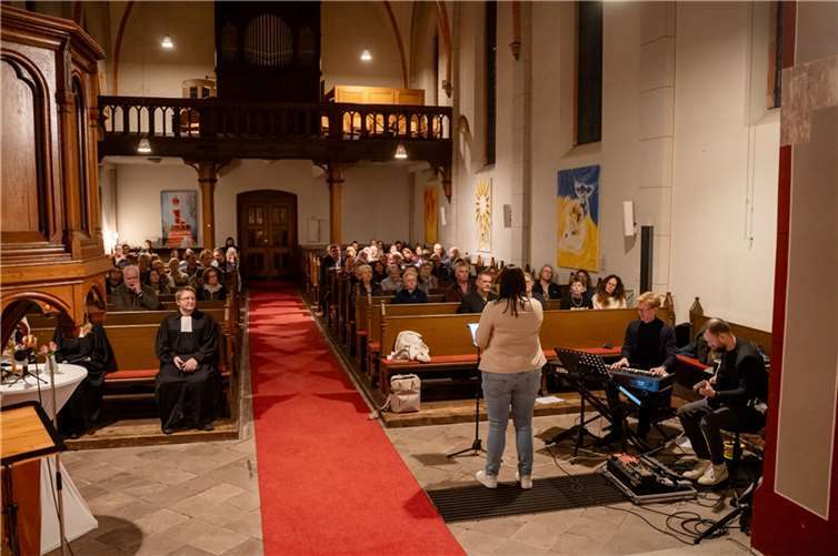 Knapp 70 Gäste erlebten einen schönen Abschlussgottesdienst der Reihe „Sieben Wochen Songs“ mit der Band „The Trembling Flowers“ in der Montabaurer Pauluskirche. Fotos: Hieu Duong
