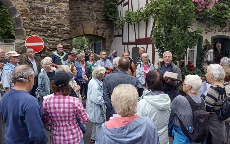 Knapp 70 Interessierte „drückten“ die Schulbank bei der Sehschule der Bürgerinitiative „lebenswerte Stadt“. Sie ließ die Geschichte der Villen entlang der Walporzheimer Straße lebendig werden und schlug Brücken zur heutigen Gestaltung. Axel Hausberg