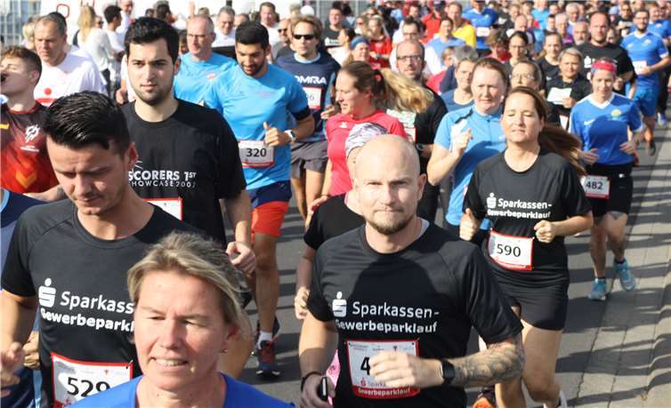 Knapp 700 Starter waren beim Gewerbeparklauf ddabei.