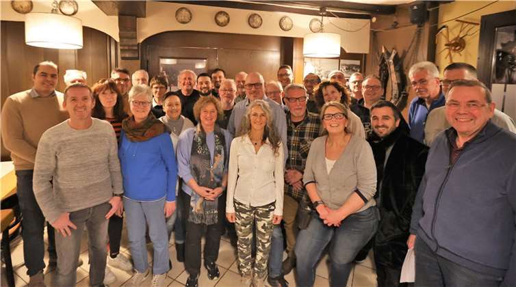 Knapp 90 Minuten brauchten die Mitglieder im voll besetzten Saal der Gaststätte „Zum Annemie“ in Gladbach, um bei den 53 Kandidaten und Kandidatinnen „den Deckel draufzumachen“.  Foto: FWG Neuwied