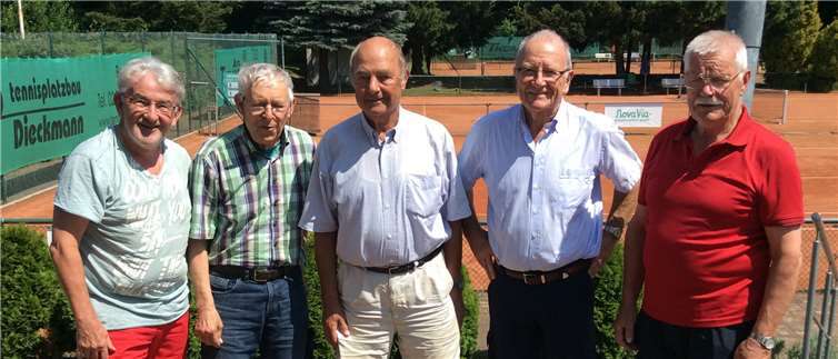 Knapp aber geschafft: Die Herren Siegfried Demmer, Dieter Perkuhn (MF), Herbert Arndt, K. Gunter von Kajdacsy und Dieter Gutjahr (v.l.) freuen sich über den Klassenerhalt.privat