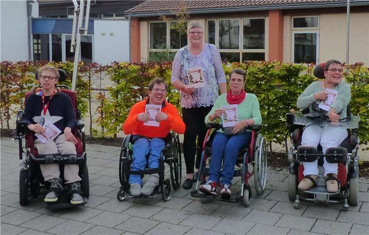 Knapp acht Monate arbeiteten die Bewohner an ihrem 80-seitigen Buch.Foto: Heinrich-Haus