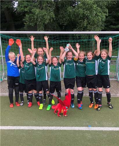 Knapp am Sieg vorbeigeschlittert, freuten die Spielerinnen des SV Wachtberg sich über den 2. Platz.Foto: privat