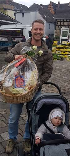 Knapp daneben und doch gewonnen: Die junge Familie freut sich über einen Präsentkorb. Foto: privat