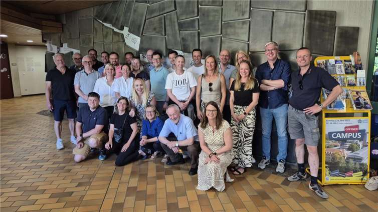 Knapp die Hälfte des Jahrgangs 2000 kam zum 25-jährigen Abiturtreffen an die Schule.  Fotos: privat