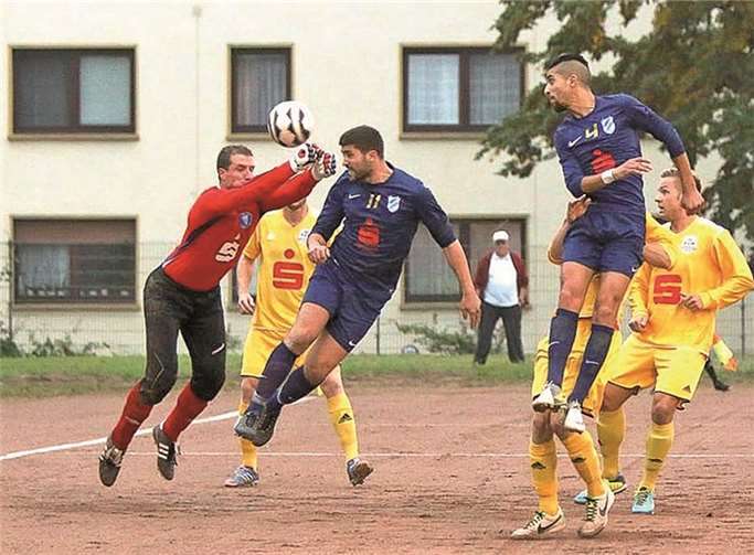 Knapp einen Tick voraus war Cosmos Koblenz (blaues Trikot) seinem Metternicher Rivalen im Bezirksligaderby an der Steinstraße. Am Ende siegten die Gastgeber knapp mit 2:1 und eroberten sich erneut die Tabellenspitze.-TH-