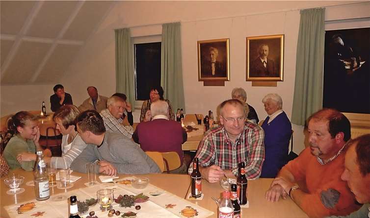 Knapp fünfzig Mitglieder hatten einen geselligen Abend mit Haxen, Leberkäs und Kasseler.privat
