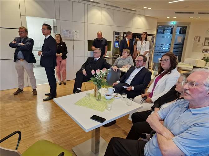 Knapp sechs Stunden mussten sich die Kandidaten und deren Begleiter sowie Journalisten im Wahlbeobachtungsraum des Kreishauses gedulden, bis die Ergebnisse feststanden.