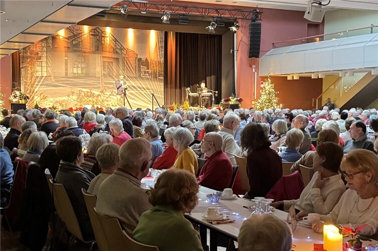 Knapp über 1000 Seniorinnen und Senioren aus allen Neuwieder Stadtteilen haben bei den drei Weihnachtsfeiern für ältere Deichstädter gemeinsam besinnliche Stunden im Heimathaus verbracht.  Foto: Susanne Thiele