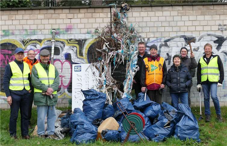 Knapp zehn Mitglieder der Rheinbacher ADFC-Ortsgruppe präsentieren das Ergebnis nach drei Stunden fleißiger SammlertätigkeitFoto: privat