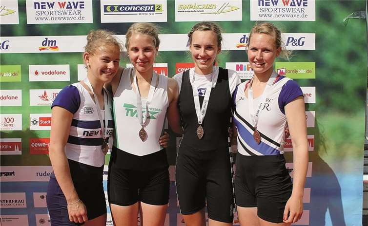 Knappe Entscheidungen für Laura Nitzsche (3.v.l.), Silber im Zweier und Bronze im Vierer.
