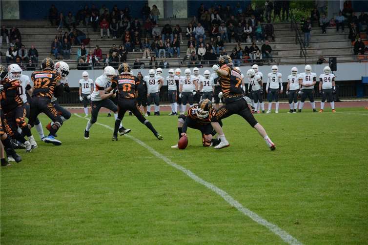 Football-Krimi mit Happy End: Tigers setzen sich gegen Saints durch Knapper Triumph in Saarlouis: Tigers holen verdienten Sieg nach hartem Duell.