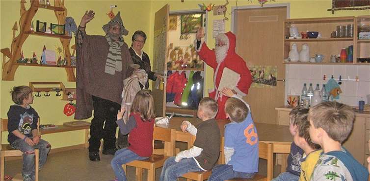 Knecht Ruprecht und St. Nikolaus winken zum Abschied. Zum Glück waren alle brav. privat