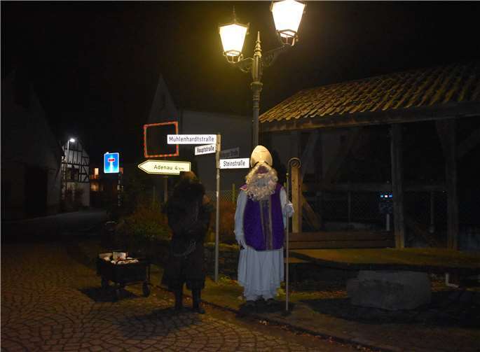 Knecht Ruprecht und der Heilige Nikolaus waren in Herschbroich unterwegs.Foto: privat