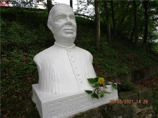 Kneipp-Büste im Meerbachtal, renoviert und bepflanzt zum 200. Geburtstag von Sebastian Kneipp (17. Mai 1821).