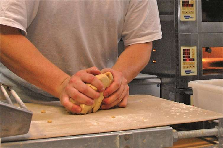 Kneten für mehr Knete: Die Bäcker bekommen über zwei Jahre 4,5 Prozent mehr Geld. Das gleiche Lohn-Plus gibt es auch für Verkäuferinnen in den heimischen Bäckereien. Darauf hat die Gewerkschaft Nahrung-Genuss-Gaststätten (NGG) Köln hingewiesen. NGG