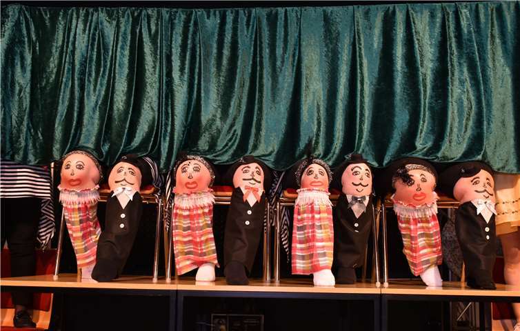 Knieballet mit Gabi Sorger, P. Kretschmann, Rosi Schmorleitz und Petra Moret.Foto: Jürgen Sabel