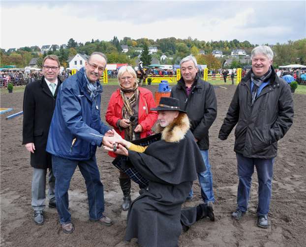 Kniefall des Moderators der Pferdeschau Uwe Stefener. Er überreichte Dieter Winkel im Kreise vieler Zuschauer auf dem Viehmarktplatz eine echte „Gerte“. Dies sollte ein symbolischer Dank sein für Dieter Winkel´s Einsatz innerhalb der Mayener Marktkommission.