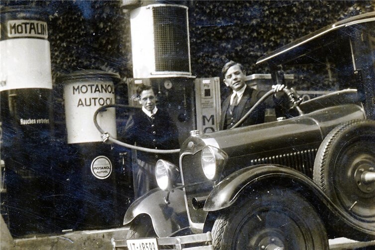 Knieles (rechts) beim Tanken an der Tanksäule am Hotel „Straßburger Hof“