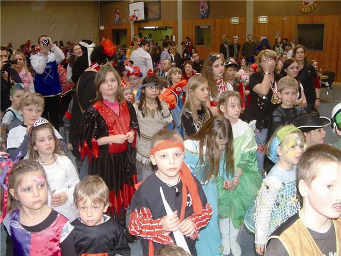 Knubbelig voll war die Rheinhalle beim Kinderball.