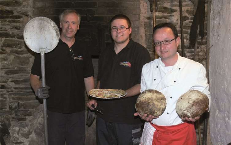 Knuspriges Bauernbrot und deftig belegte Pizza standen beim Ellenzer Backhausfest im Mittelpunkt des Besucherinteresses. TE