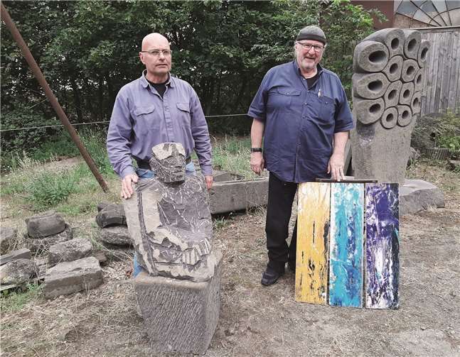 Knut Hüneke (li) und Richard Frensch präsentieren ihre Exponate auf der Museumslay.