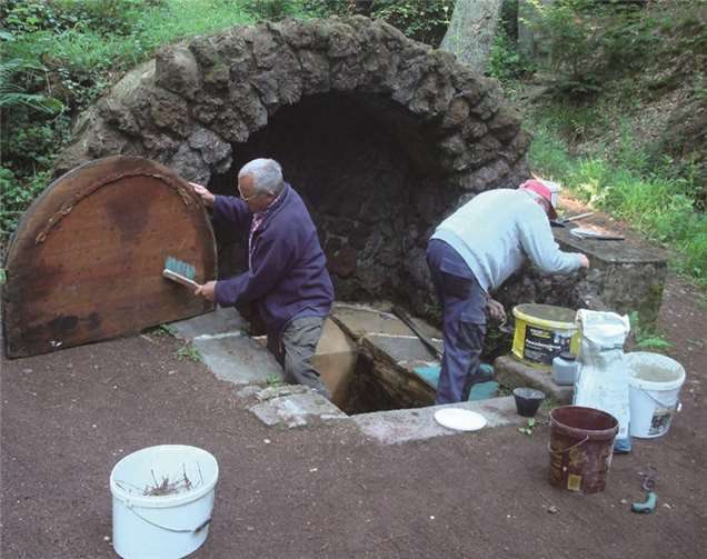 Kobern. Die Ehrenabteilung der Freiwilligen Feuerwehr Kobern hat in vielen Arbeitsstunden dem Sauerbrunnen wieder zu neuem Glanz verholfen. Brunnen, Brücken und die gesamte Anlage wurden gereinigt, das Brunnengewölbe und die Treppe neu ausgemauert. Nun ist es wieder eine schöne Attraktion auf dem Wege des Traumpfades. privat