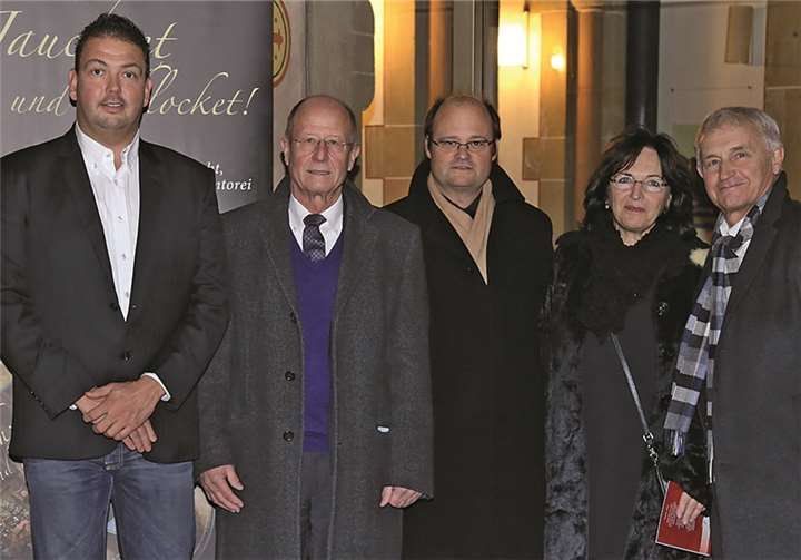 Koblenz. Das festliche Benefit-Weihnachtskonzert der Interessengemeinschaft “Obere Löhr“ zugunsten des Hospizvereins und des Caritas-Hauses Eulenhorst war wieder ein großer Erfolg und hat der “Oberen Löhr“ viel Anerkennung und Lob zugetragen. Das Konzert war bis auf den letzten Platz ausverkauft. Der musikalische Leiter Manfred Faig (Bildmitte) und die Veranstalter von der “Oberen Löhr“ Jean Warnecke, Edgar Kühlenthal, Ruth und Eberhard Duchstein (v.l.n.r.) sind glücklich und motiviert für die Veranstaltungen in der Zukunft.privat