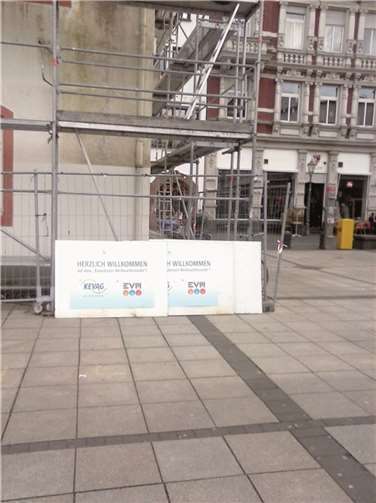 Koblenz. Diese Frage stellte sich Herr Kurt Vogel, als er dieser Tage auf dem Münzplatz in Koblenz unterwegs war und tatsächlich Mitte Januar noch Hinweisschilder für den „Kowelenzer Weihnachtsmarkt“ entdeckte. Vielen Dank an BLICKARAZZI Vogel für das Foto!Kurt Vogel