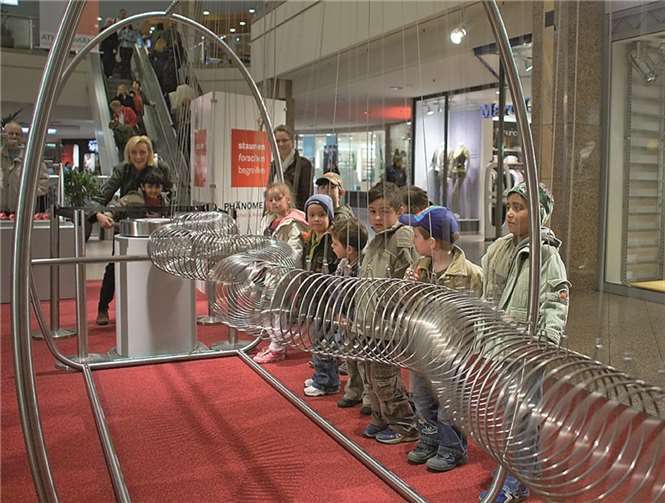 Koblenz. Ein Erlebnis für die ganze Familie sind die Phänomenen aus Naturwissenschaft und Technik, die das Projekt PHÄNOMENTA im Löhr-Center Koblenz zeigt. Noch bis zum 21. September können große und kleine Besucher hier Experimente selber entdecken. ECE