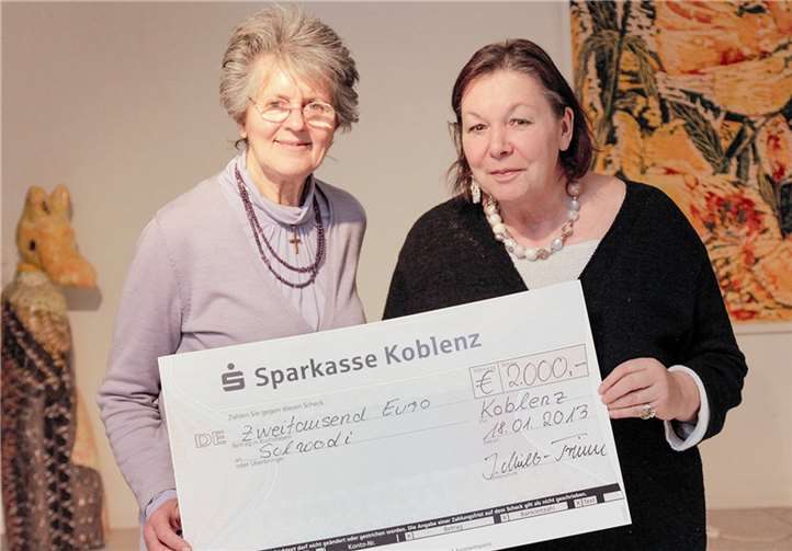 Koblenz. Nach einem erfolgreichen Abend zum Thema Märchen konnte Editha Pröbstle, die Präsidentin von Soroptimist International Club Koblenz an Sr. Dr. Lea Ackermann von SOLWODI für ihren unermüdlichen Einsatz gegen Zwangsprostitution einen stattlichen Scheck über 2.000 Euro überreichen. privat