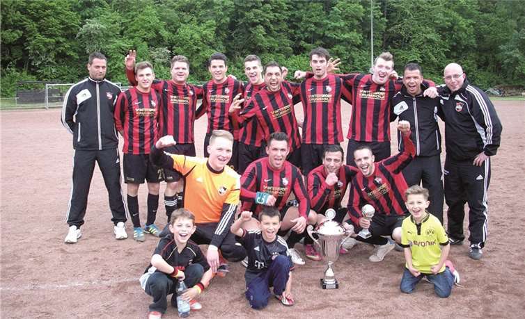 Koblenz. Überlegen die Meisterschaft eingefahren haben die Sportfreunde Goldgrube in der Kreisliga B. Die Bilanz der Rot-Schwarzen kann sich sehen lassen. Bester Sturm, beste Abwehr und dazu auswärts ungeschlagen. Am Ende betrug der Vorsprung auf die Konkurrenz fünf Punkte. Somit kehren die Sportfreunde nach 34 Jahren wieder in die höchste Liga des Fußballkreises Koblenz zurück.TH