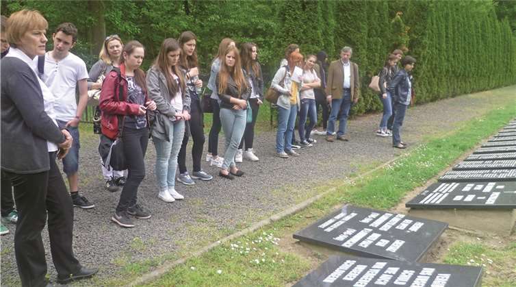 Koblenz. Zum ersten Mal fand ein Forum für Schülerzeitungsredaktionen von rheinland-pfälzischen und polnischen Schulen statt, organisiert von der ADD Koblenz, dem Volksbund deutscher Kriegsgräberfürsorge e.V., Landesverband Rheinland-Pfalz und dem Bildungskuratorium Opole/Polen. Anlass für dieses Projekt ist das 20-jährige Bestehen des internationalen Jugend Workcamps, bei denen Jugendliche (ab 18) Kriegsgräberstätten in ganz Europa pflegen. Die Schülerzeitungsredaktion der Realschule plus auf der Karthause unterstützte die deutsche Seite dieses Schülerzeitungsseminars, an dem insgesamt sechs deutsche Schüler und zwölf polnische Schüler teilnahmen.privat