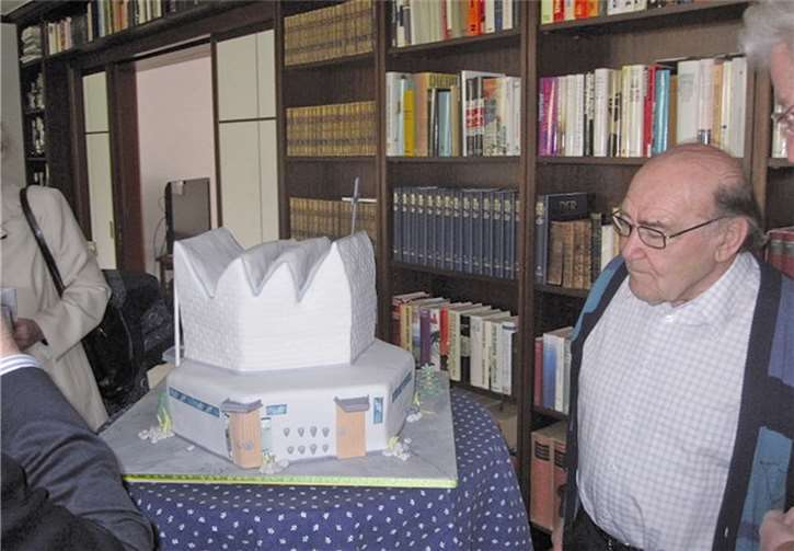 Koblenz.Erwin Utters, der langjähriger Pfarrer der Gemeinde St. Martin auf der Pfaffendorfer und Horchheimer Höhe, vollendete am 25. März das 80. Lebensjahr. Trotz seines hohen Alters hält er noch jeden Monat am zweiten und dritten Sonntag die Messe. Er hat jedes Mal zwischen 400 und 500 Besucher, an großen Feiertagen sind es noch mehr. Zu seinem Geburtstag erhielt er eine Torte, die wie die Kirche aussah. Zum Geburtstagsempfang am Ostermontag kamen über 500 Gratulanten in der Kirche St. Martin auf der Pfaffendorfer Höhe.privat