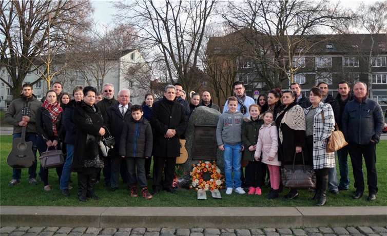 Koblenzer Bürger und die Nachfahren der verschleppten und ermordeten Menschen legten einen Kranz an den Gedenkstein und würdigten die Opfer mit emotionalen Worten und musikalischen Klängen.ND