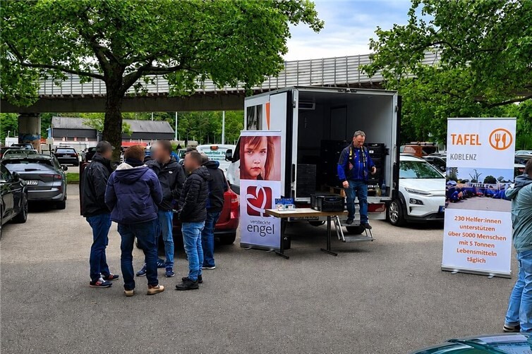 Koblenzer Fussballfans spenden der Tafel.