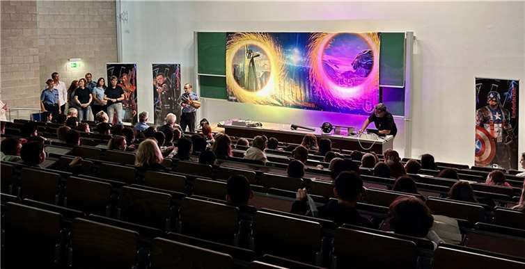 Koblenzer Grundschulkinder erlebten einen Präventionstag mit Marvel-Superhelden und der Polizei. Foto: Stadt Koblenz/Natalie Bleser