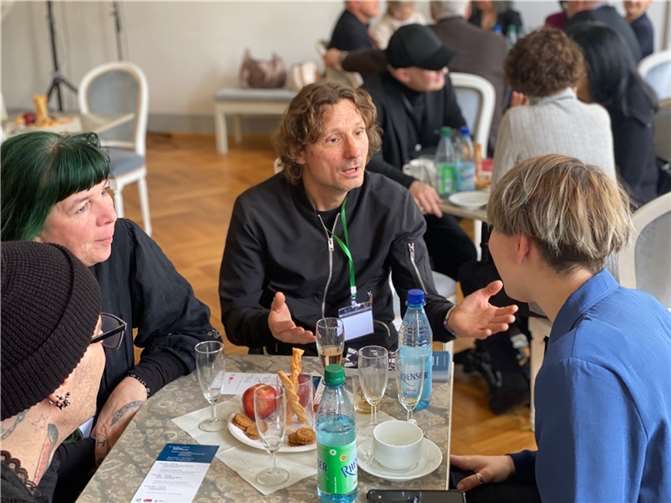 Koblenzer Kulturschaffende tauschen sich beim Kulturnetzwerk in den Räumen des Theaters Koblenz aus.  Foto: Stadt Koblenz/Nicole Deckarm