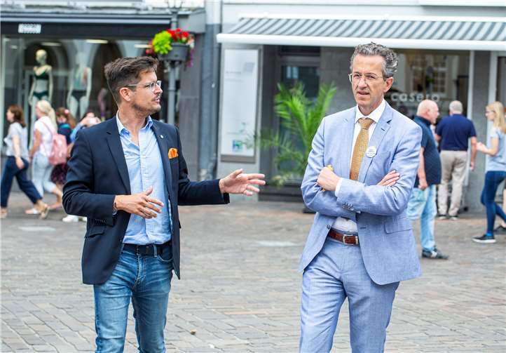 Koblenzer zeigen Gästen gerne ihre Stadt: Hier führt Christian Altmaier den FREIE WÄHLER-Spitzenkandidaten Joachim Streit (re.) durch die Altstadt. Foto: Peter Birkenbeul Art Fox Photogr