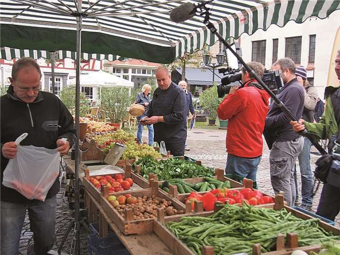 Koch Frank Brunswig kaufte die Zutaten bei den regionalen Händlern auf dem Andernacher Wochenmarkt ein.
