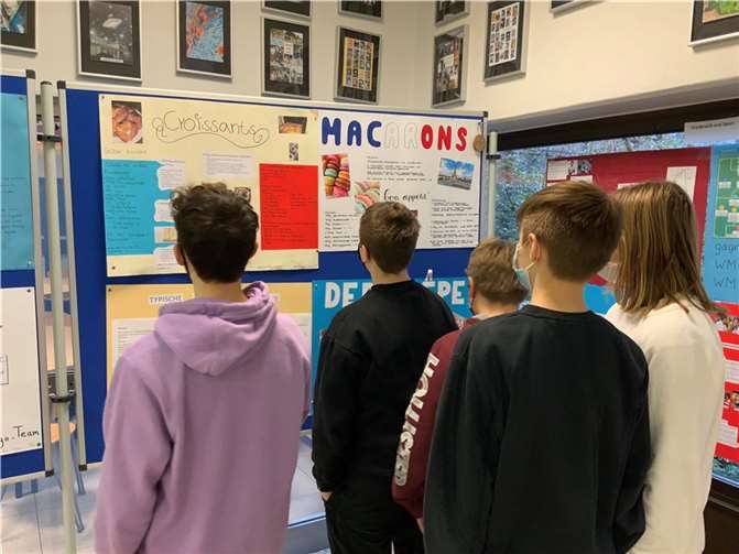 Kochanweisungen auf Plakaten wurden gezeigt.  Foto: Stephanie Ewald