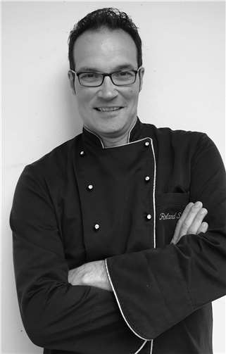 Kochbegeisterte kommen am Freitag, 4. September, auf ihre Kosten: Profikoch Roland Sieber zeigt, wie Surf & Turf als Fingerfood bei Partygästen gut nkommt.Foto: Petra Sieber.