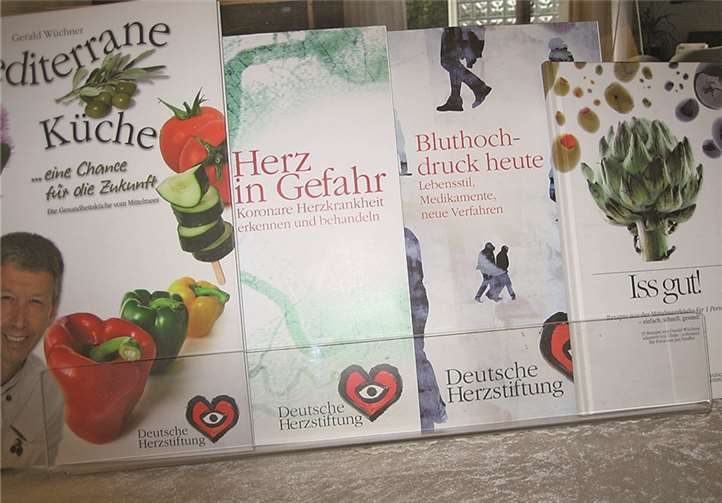Kochbücher „Mediterrane Küche“ und „Iss gut“ sowie die Broschüren „Herz in Gefahr“ und „Bluthochdruck heute“ auf einem Blick.Privat