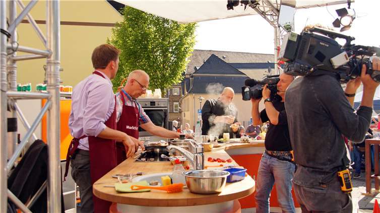 Kochen, braten und röstenunter freiem Himmel mitten auf dem Töpferplatz.