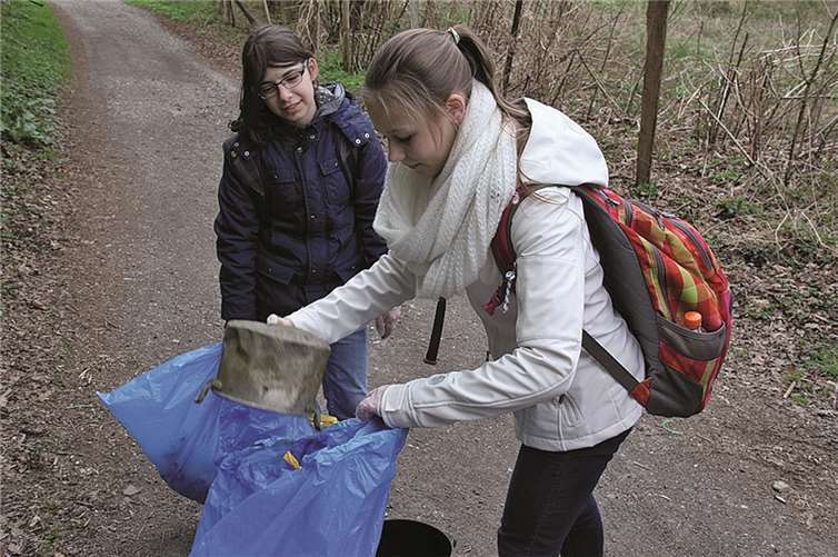 Kochtöpfe und zahlreiche weitere Utensilien wanderten in die Müllsäcke.